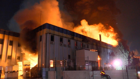 اندلاع حريق ضخم بمصنع للنسيج بولاية بورصة