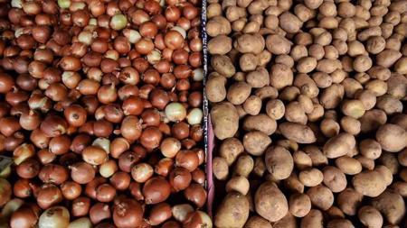 تركيا.. توزيع البصل والبطاطس على العائلات الفقيرة بأمر رئاسي