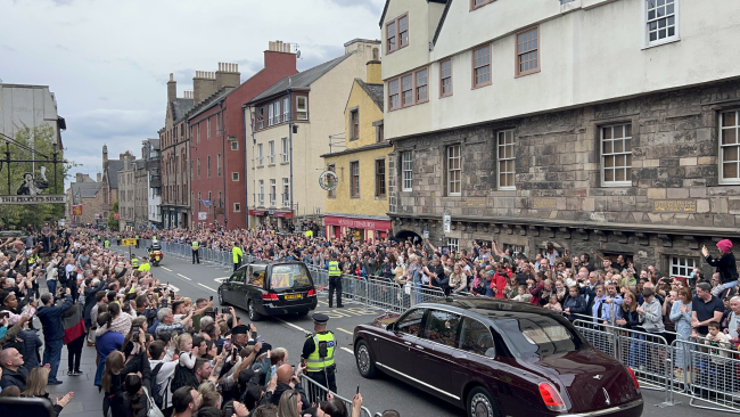 الوصف: نقل جثمان الملكة إليزابيث إلى إدنبرة ، اسكتلندا