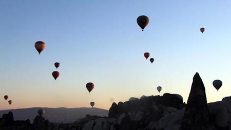 بعد انقطاع 21 يومًا.. البالونات تزين سماء  ولاية كابادوكيا التركية