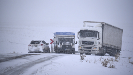 تساقط الثلوج يعيق حركة المرور في ولاية كارس التركية