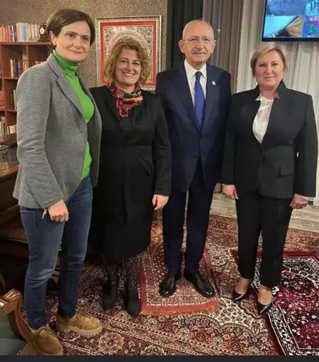 يقف على سجادة الصلاة بحذائه.. صورة لرئيس المعارضة تثير الجدل