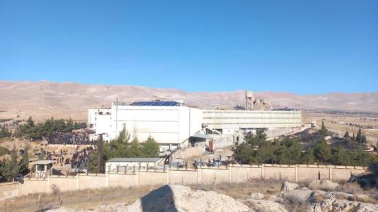 ناجٍ من سجن صيدنايا لسي إن إن تورك: «كان أشبه بمعسكرات النازية.. جنود الأسد كانوا يقتلون الناس للتسلية»
