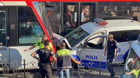 ترام يصطدم بسيارة شرطة في الفاتح باسطنبول