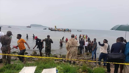 مشاهد مرعبة لسقوط طائرة على متنها 53 شخصا في بحيرة