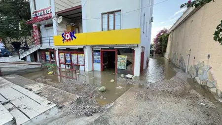غرق متجر شوك في ولاية موغلا التركية جراء انفجار أنابيب المياه غرق متجر شوك في ولاية موغلا التركية جراء انفجار أنابيب المياه