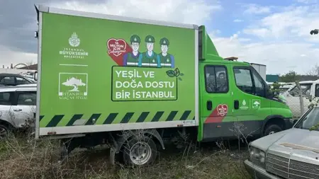 ضبط 8 مهاجرين غير نظاميين داخل مركبة تابعة لبلدية إسطنبول الكبرى في أدرنة