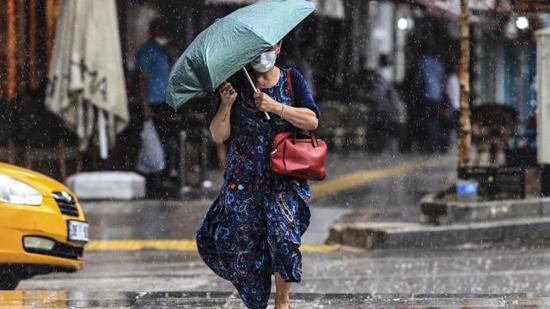 محافظ أنقرة يحذر من السيول والبرق والأعاصير