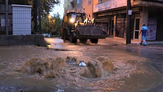 أمطار غزيرة مفاجئة تغرق بعض طرق وأحياء ولاية بورصة