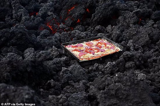 تجربة غريبة : صناعة البيتزا فوق الحمم البركانية