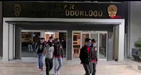تداعيات فيديوهات "الموز".. ترحيل 7 سوريين في إزمير التركية
