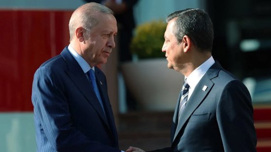 أردوغان يجري اتصالا هاتفيا برئيس حزب الشعب الجمهوري أوزغور أوزال أردوغان يجري اتصالا هاتفيا برئيس حزب الشعب الجمهوري أوزغور أوزال