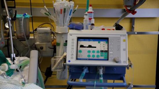 ألمانيا: عجور توقف جهاز التنفس الصناعي لزميلتها في الغرفة لانزعاجها