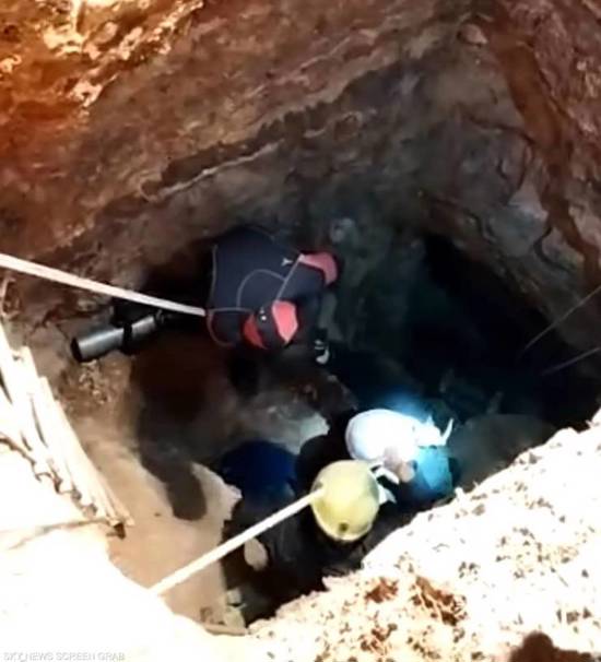الأردن .. الدفاع المدني شخصين ينقذ سقطا في حفرة عمقها 30 متراً