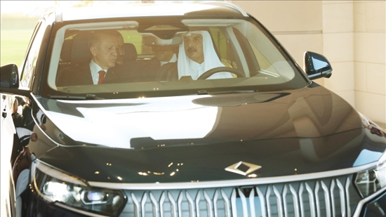 أمير قطر يبدي اعجابه الكبير بهدية أردوغان 