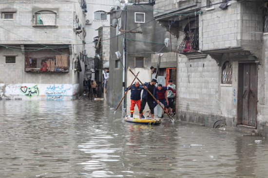 فرق الإنقاذ تُخلي السكان العالقين من الفيضانات في قطاع غزة