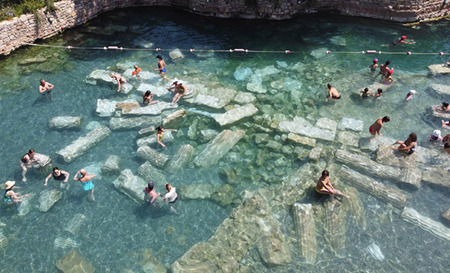 مسبح "كليوباترا" التاريخي الوجهة المفضلة للسياح في إجازة العيد بتركيا