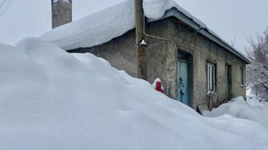 الثلوج الكثيفة تدفن المنازل في ولاية أغري شرقي تركيا