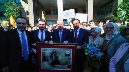 شباب TÜRGEV يفاجئون أردوغان بتهنئة عيد الآباء