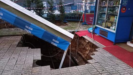 انهيار أرضي أمام مبنى بمدينة إسطنبول  دون إصابات