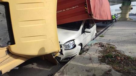سقوط شاحنة فوق سيارة في إسطنبول