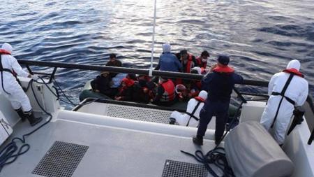 إنقاذ 17 مهاجرا غير نظامي دفعتهم اليونان إلى المياه الإقليمية التركية