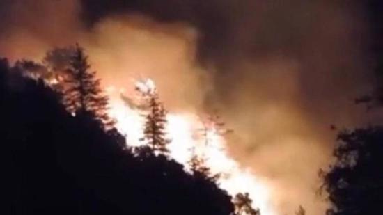 استمرار محاولات السيطرة على حرائق الغابات في انطاليا