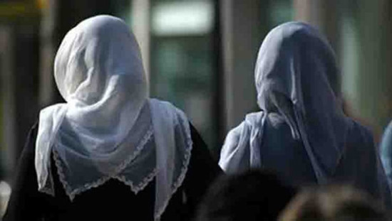 نائب فرنسي من حزب لوبان يتعهد بفرض غرامات على المحجبات إذا فازوا بالرئاسة
