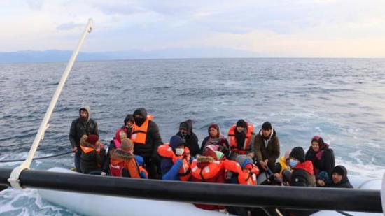 إنقاذ 28 مهاجرًا غير نظامي دفعتهم عناصر يونانية إلى المياه الإقليمية التركية