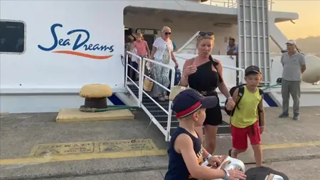 بسبب الحرائق المستمرة.. إجلاء 95 سائحًا من رودس اليونانية إلى ميناء تركي