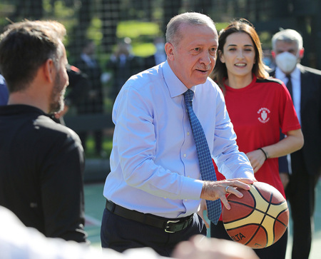 بروح شبابية.. أردوغان ينافس شباب إسطنبول في لعب كرة السلّة