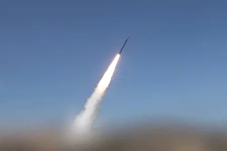 الحوثيون يطلقون 5 صواريخ باليستية نحو باب المندب جنوب غربيّ اليمن