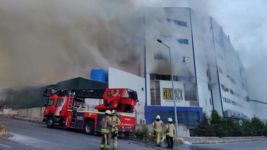 حريق هائل في مصنع  بارناؤوط كوي