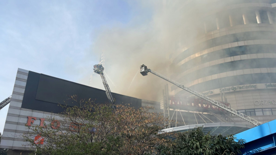 عاجل: اندلاع حريق هائل في مركز تسوق بإسطنبول