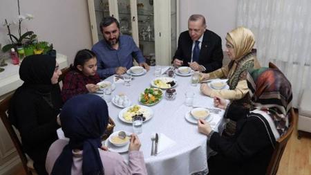 أردوغان يتناول الإفطار في منزل أحد المواطنين بمدينة إسطنبول