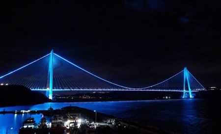 الجسور تتحول إلى اللون الأزرق في اسطنبول 