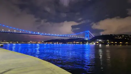 جسر السلطان محمد الفاتح بإسطنبول يتحول إلى اللون الأزرق