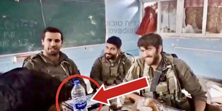 شركة مياه تركية تواجه موقفًا صعبًا بعد ظهور زجاجة منها بجانب جنود الاحتلال.. ما القصة؟