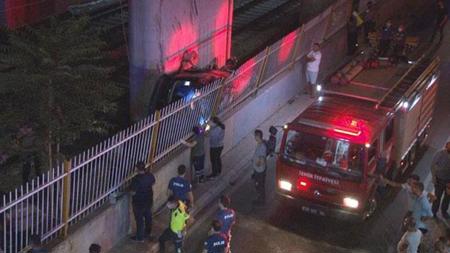 مصرع شخص في حادث سقوط سيارة من الجسر بإزمير