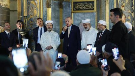 أردوغان يلقي كلمة أمام المصلين في مسجد آية صوفيا ويهنئهم بليلة القدر