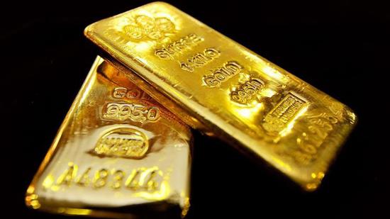 تحسباً للأزمات: هولندا تنقل 86 طناً من ذهبها من أمريكا الشمالية إلى لندن