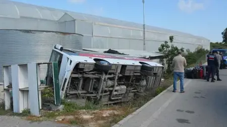 انقلاب حافلة صغيرة تقل سياحاً في أنطاليا