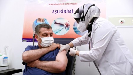 تركيا تحتل المركز التاسع عالميا في معدل التطعيم ضد كورونا