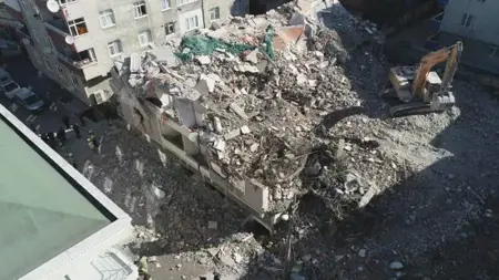 انهيار مبنى مهجور في كوتشوك تشكمجة باسطنبول