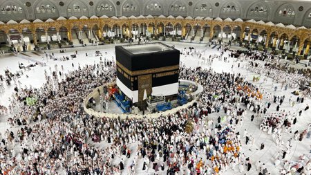 استعداداً لموسم الحج..السعودية تشرع برفع كسوة الكعبة 