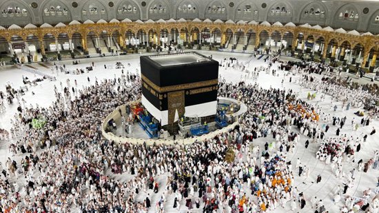 استعداداً لموسم الحج..السعودية تشرع برفع كسوة الكعبة 