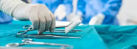 حالة نادرة لولادة طفل يحمل توأمه في بطنه