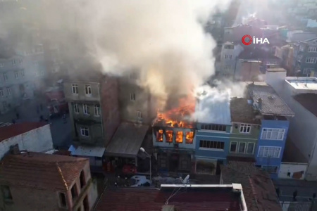 إسطنبول: حريق مهول يحول مبنى بالكامل إلى رماد في حي مسلسل "الحفرة"