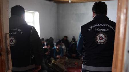 القبض على 28 مهاجرا غير نظامي في منزل شرقي تركيا
