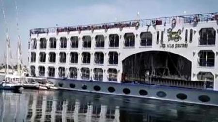 مصر: على ضفاف النيل..سفينة سياحية ضخمة تخرج عن السيطرة